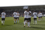 Los jugadores celebran el gol del Burgos CF sobre el césped de El Plantíol.