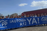 Políticos del PP han posado tras una pancarta reivindicativa en Castildelgado.