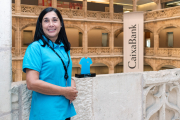Pilar de Castro, con la camiseta azul que distingue a los voluntarios de CaixaBank.