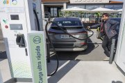 La electrolinera de La Abadesa ya está abierta al público.