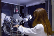 Una investigadora manipula maquinaria en un laboratorio de la Universidad de Burgos.