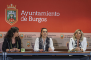 De izquierda a derecha: Esther Catalina (Oficina de Voluntariado), Andrea Ballesteros (Concejal Servicios Sociales) y Mila del Campo (concejal responsable de voluntariado).