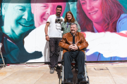 Christian Sasa con los protagonistas de su nuevo mural sobre el párkinson: Marta, terapeuta, y Julio, usuario del centro de Parkinson Burgos.