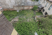 Estas son las vistas a la ‘jungla’ que tienen los residentes en el número 25-27 de San Isidro. Escombros, residuos tóxicos (uralita), un gato muerto...