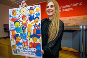 La edil de Festejos, Carolina Álvarez, muestra el cartel seleccionado para San Pedro y San Pablo 2024.