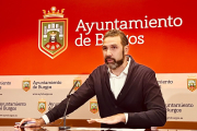 Daniel Garabito, concejal socialista, en rueda de prensa en el Ayuntamiento de Burgos.