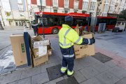 Un operario de Urbaser recoge cartones de la vía pública en una calle de Burgos.