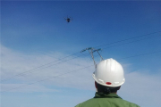 Un operario utiliza un dron para revisar una de las líneas eléctricas de la compañía.