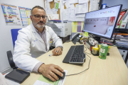 El médico Pablo Puente, del centro de salud de Comuneros, muestra una imagen capturada con el dermatoscopio.