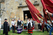 Tras el saludo se procedió a dar comienzo a la procesión con la imagen de la Virgen de Revenga llevada a hombros alrededor de la ermita