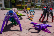 Los monstruos han sorprendido a los paseantes en la calle Francisco Grandmontagne. Será su territorio hasta el domingo.