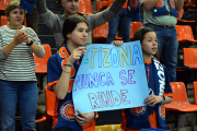 Dos jóvenes sostienen un cartel durante el segundo partido con un lema grabado a fuego en la afición.