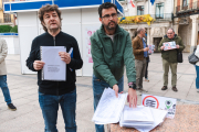 Los vecinos muestran las firmas recogidas contra los aparcamientos en altura de Gamonal y la zona Sur.