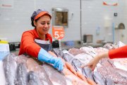 Una trabajadora de Alcampo