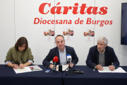 Mario Vivanco, delegado de Cáritas Burgos, acompañado por María Gutiérrez, coordinadora de Acción Social, y Jorge Simón, director de la entidad.