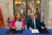 Cristina Ayala y Fernando Martínez-Acitores durante la firma del acuerdo de Gobierno