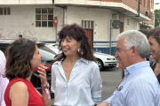 La ministra con Esther Peña e Ildefonso Sanz