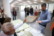 Luis Tudanca durante la votación que ha realizado en el Colegio Isabel de Basilea de Burgos.
