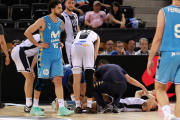 Jofresa, siendo atendido por los médicos del club tras su lesión en el tobillo izquierdo en el partido de semifinal.