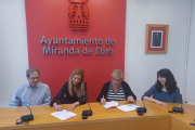 Firma del convenio entre el Ayuntamiento y los organizadores del festival Jacinto Sarmiento.