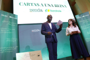 El actor Emilio Buale y la periodista Helena Resano condujeron la presentación del libro.
