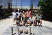 Los finalistas Benja, Fidel, Alejandro (presidente del club de bolos del Plantío) y Alberto. Agachados Iván, Félix, Pablo y Pepe.