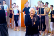 La bailarina Ana Laguna en una de las clases de la Escuela Profesional de Danza de Castilla y Leon en Burgos.