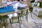 El techo de escayola de las cuatro aulas infantil continúa cayéndose por efecto del agua.