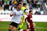 Curro Sánchez celebra un gol con el Burgos CF.