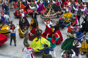 La Plaza Mayor acoge un baile multitudinario en honor a la jota burgalesa.