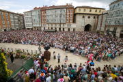 La plaza vibró con el Himno.