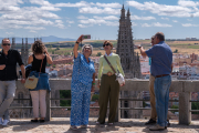 Familias y grupos de amigos atraídos por la cultura de Burgos copan las reservas de las VUT.