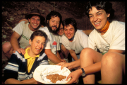 El equipo de Gran Dolina posa con los primeros restos hallados hace 30 años.