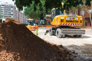 Obras de asfaltado en la carretera Poza, punto al que se acercaba el concejal Juan Manuel Manso, para destacar el buen ritmo de los trabajos.