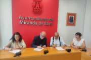 Firma del convenio entre el Ayuntamiento de Miranda y la Cámara de Comercio.