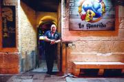El pub La Guarida, regentado por Chechu, es todo un clásico del rock en Las Llanas.