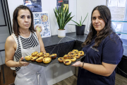 Isabel Barrondas y su hija Cintia Dos Santos muestran sus pasteles de nata.