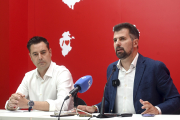 El portavoz socialista en el Ayuntamiento de Burgos, Daniel de la Rosa, junto al secretario general del PSOECyL, Luis Tudanca, en rueda de prensa.