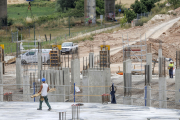 Trabajadores en las obras de construcción de un edificio residencial en Burgos.