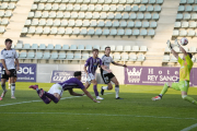 El remate de cabeza, en posición acrobática, de Luis Pérez terminaba superando al meta Cantero