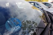 Vehículo con el distintivo de la DGT 'ECO' aparcado en una calle de Burgos.