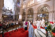 La misa del día de la patrona de la ciudad se celebró en el altar mayor de la Catedral, abarrotado de público.