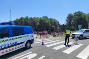 Un agente de la Policía Local vigila el tráfico en uno de los pasos de cebra de Aranda.