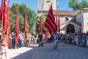 Saludo de los estandartes de otros municipios al pendón del pueblo anfitrión de la Fiesta de la Merindad de Río Ubierna.