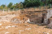 Imagen de la parcela donde están las ruinas de la Iglesia de San Román que se ha limpiado de maleza.