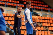 Salva Camps le da instrucciones a Rodrigo Seoane durante el entrenamiento del martes.