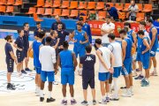 La plantilla y el cuerpo técnico reunidos en el centro de la cancha en torno a su nuevo entrenador en el segundo entrenamiento de la pretemporada.