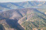 La imagen muestra la zona quemada que nace desde el pueblo y escala el monte debido al viento.