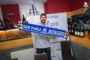 Dani Díez posa con una bufanda del equipo durante su segunda presentación con el San Pablo.