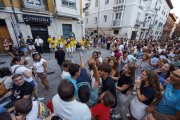 La plaza de los Castaños, a reventar con la música de la charanga Los Famosos.